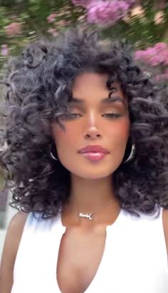 Tyla Hairstyles Curly, Naturally Curly Curtain Bangs, Curly Curtain Bangs, Brunette Curtain Bangs, Bangs Curtain, Dimensional Brunette, Natural Curly Hair Cuts, Flipagram Instagram, Natural Hair Beauty