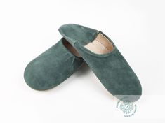 These Authentic comfy suede Babouche slippers In Stone Blue are meticulously handcrafted in the heart of Marrakech. Each pair is a testament to the artistry that thrives in our workshop, where tradition and skill converge to create footwear of unparalleled quality. Our babouches are a true embodiment of craftsmanship and eco-consciousness. Crafted with the utmost care, these slippers are fashioned from 100% soft and supple organic sheep leather and suede. What sets them apart is our commitment to natural processing, with absolutely no reliance on harsh chemicals like chromium The suede that adorns our babouches is a canvas for creativity, hand-dyed in a bespoke range of colors that are uniquely ours. This process not only adds vibrancy but also showcases the artistry in every pair. Discoun Moroccan Slippers, Babouche Slippers, Slippers Womens, Suede Slippers, Sheep Leather, Leather Slippers, House Slippers, Marrakech, Womens Slippers