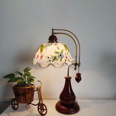 Red Brown Wood Nightstand Lamp - Single Curving Pastoral Table Light With Stained Glass Shade Sophie Core, Brown Nightstand, Brown Nightstands, Styl Shabby Chic, Shabby Chic Stil, Estilo Shabby Chic, Pinterest Contest, Dream Furniture, Style Shabby Chic