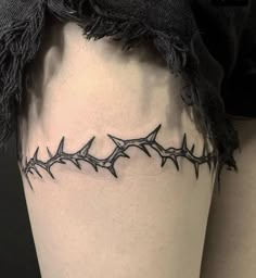 Thorn Tattoo, Emo Tattoos, Petit Tattoo, Tattoos Geometric, Thigh Tattoos Women, Face Tattoos, Black Ink Tattoos, Feminine Tattoos, Barbed Wire