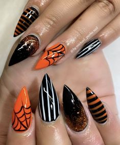 Stilleto Halloween Nails Designs, Goth Coffin Nail Ideas, Goth Nail Inspiration, Stilleto Halloween Acrylic Nails, Sparkle Halloween Nails, Fall Spooky Nails, Halloween Stiletto Nails Design, Halloween Stilleto Nails, Orange And Black Halloween Nails