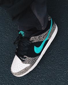 La SB Dunk Low Clear Jade est disponible sur wethenew.com ➖ 📸 @vctorfdez Nike Dunk Low Outfit, Dunk Outfit, Sb Dunks, Nike Sb Dunk Low, Sb Dunk Low, Nike Sb Dunks Low, Sneakers Addict, Nike Sb Dunks