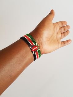 Personalisierte kenianischen Armband, kenianische Flagge Armband, afrikanische ethnische Armband, Name Armband, Perlen Flagge Armband. Handgemachtes Armband mit kenianischer Flagge aus Glasperlen. Der Armreif ist nicht dehnbar. Sie können es mit eingeseiften Händen tragen, damit es leicht gleitet. *Wählen Sie Ihre Größe an der Kasse aus. *Alle Artikel aus meinem Shop werden per DHL Express verschickt! 3 bis 5 Tage Lieferzeit. Kenyan Bracelets, Kenyan Flag, Flag Beads, Flag Bracelet, Bracelet Name, Band Bracelet, Bracelet Beaded, Name Bracelet, Bracelet Handmade