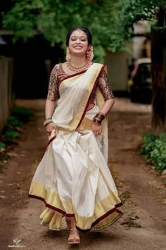 Malayalee Saree, Dhavani Blouse Designs Latest, Dhawani Designs Kerala, Dhawani Designs, Kerala Dhavani, Onam Wear, Kerala Dress