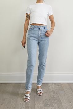 Vintage 1990s Bongo High-Waisted Button Fly Jeans | Made in USA | 100% Cotton | Size 9 | Classic 90s Denim Step into classic 1990s style with these vintage Bongo Jeans by Gene Montesano. Known for their signature high-rise fit and iconic button-fly closure, these jeans embody the laid-back yet stylish fashion of the 90s. Made from durable 100% cotton denim, these jeans provide the perfect balance of structure and comfort for everyday wear. The jeans feature a five-button fly closure, high-rise w Bongo Jeans, 1990s Style, Jean Vintage, 1990s Fashion, Sustainable Shopping, 90s Denim, Button Fly Jeans, Womens Jeans, Oversized Sweater