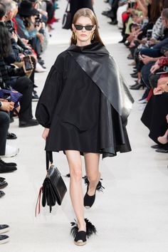 Valentino Spring Summer 2019 Ready-to-Wear Collection – Paris Women Fashion Edgy, Vogue Paris, Ladies Tops Fashion, Fashion History, Curvy Fashion