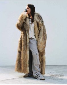 Fur Coat Outfit, Laetitia Casta, Coat Outfits, Fur Fashion, Harper's Bazaar, Mode Inspiration, Fashion Killa, Autumn Winter Fashion