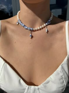 Dainty freshwater pearl choker necklace with blue & white flower ceramic Delft beads. Delicately made by hand. Available in three styles: CHINOISERIE CHIC I: Necklace length: 38 cm / 14.96 inch + 5 cm / 1.96 inch extension stainless steel chain. Pearl size: 10 mm. Color: pearly white. Each cultured pearl is unique, so the shades may vary slightly from the photo. Blue & White flower porcelain ceramic Delft beads. CHINOISERIE CHIC II: Necklace length: 38 cm // 14.56 inch + 6 cm // 2.36 inch extens Pearl Necklace Inspiration, Bead Choker Necklace, Necklace Beads Ideas, Pearls Necklace, Unique Beaded Jewelry, Czech Jewelry, Porcelain Necklace, Packing Jewelry, Pearl Choker Necklace