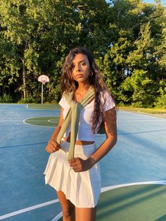 Country Club Preppy Outfit, Golf Outfits Women White Skirt, Preppy Tennis Skirt Outfit, Pub Golf Outfit Women, Tennis Party Outfit, Preppy Spirit Week Outfit, Preppy Country Club Outfit, Tennis Skirt Outfit Preppy, Preppy Tennis Outfit