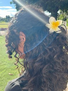 #curly #curlyhairstyle #wavehair Girl With Curly Hair Aesthetic, Flower In Curly Hair, Curly Hair Girl Aesthetic, Curly Hair Pics, Curly Girl Aesthetic, Siren Hair, Ilmu Ekonomi, Twins Announcement, Curly Hair Accessories