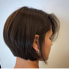 Short Hairstyle 40’s Women, Short Dark Brown Hair Edgy, Modern Inverted Bob, Layered Bob For Straight Hair, Haircuts 2023 Medium, Chin Length Hair Thick, Short Hair Above Chin, Nape Bob Haircut, Haircuts For Short Length Hair