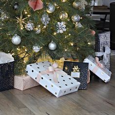 presents under the christmas tree are wrapped in black and white paper with gold polka dots