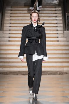 Dilara Findikoglu Is the Rule Breaker of FW18 at LFW Dilara Findikoglu 2024, Haute Couture Outfits, Fashion Silhouette, Fashion Vibes, Fashion Forms, Paris Outfits, Androgynous Fashion, Vogue Fashion