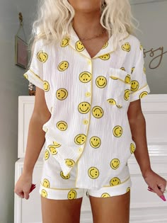 Smiley Dreams Smiley Face Shorts Pajama Set | Sassy Shortcake | sassyshortcake.com Preppy Mode, Adrette Outfits, Cute Pjs, Preppy Summer Outfits, Cute Pajama Sets, Preppy Girl, Cute Lazy Outfits, Smiley Faces, Lazy Outfits