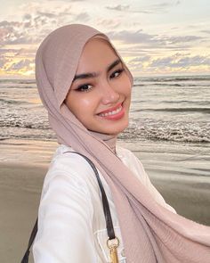 Hijabi Fashion Summer, Beach Holiday Outfits, Beach Selfie, Beach Instagram Pictures, Shatter Me, Hijab Style Casual, Hijabi Aesthetic