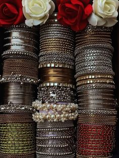 Bangles For Daily Wear, Tamil Aesthetic, Pakistani Bangles, Desi Jewellery, Golden Bangles, Pakistani Aesthetic, Traditional Bangles, Modern Bangle, Minimalist Bangle