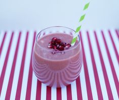 Incredible Pomegranate Smoothie - Just Glowing with Health Orange Salad Recipes, Fennel And Orange Salad, Canned Juice, Mint Smoothie, Winter Fruit, Raw Foods, Raw Food Diet, Raw Vegan Recipes