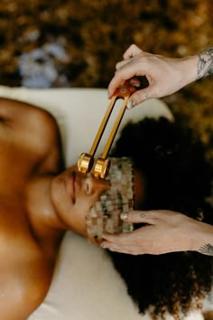 Mergulhe nas Antigas Artes Energéticas:, Domine Harmonize e Irradie Luz Pura, Tornando-se o Canal Definitivo de Bem-Estar e Empoderamento. Tuning Fork Aesthetic, Masseuse Outfit, Holistic Esthetician Aesthetic, Holistic Hair Salon, Holistic Esthetician Room, Reiki Photoshoot, Massage Aesthetic Photography, Spa Aesthetic Photography, Wellness Aesthetic Photography