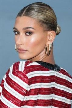 Hailey Bieber making a point for Stripes! Anytime anywhere and even better with sequins. A must-have wardrobe staple. Go to tillysveaas.co.uk to just add some silver or gold fine or chunky sustainable, fairmined jewellery to your stripy pieces ...We have great hoops too! Holiday Hairstyles Easy, Christmas Hairstyles, Holiday Hairstyles, Glowy Skin, Christmas Makeup, Hailey Baldwin, Hailey Bieber, Wedding Makeup, Hair And Nails