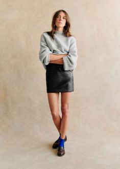 Harlow Skirt - Black - Lamb leather - Sézane Black Short Skirt Outfit, Short Leather Skirt Outfit, Leather Mini Skirt Outfit, Short Leather Skirts, Short Skirts Outfits, Short Pollera, Leather Skirt Outfit, Short Black Skirt, Black Leather Mini Skirt