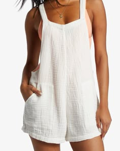 Bring some romance to your warm-weather look with the Beach Crush Romper from Billabong's Essentials Collection. Made from comfy cotton double gauze fabric for a soft and lightweight feel, it combines a square neckline, adjustable shoulder straps, multiple pockets, and metal plate branding at the back waist. Featured h White Linen Overalls, Cover Up For Swimsuit, Linen Overalls Shorts, Women’s Beach Style, Cute Cover Ups Beachwear, Summer Linen Shorts, Cute Bathing Suit Cover Ups, Bathing Suit Outfits Cover Up, Cute Beach Clothes