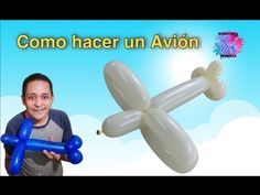 a boy holding an inflatable balloon with the words como hacer un avion