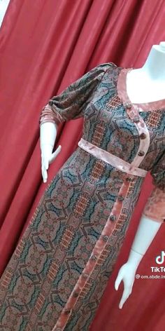 Samoan Clothing, Floral Blouse Designs, Bubu Gown Styles, Long Frock Designs, Blouse Casual Fashion, Simple Kurti Designs, African Inspired Clothing, Batik Fashion, Elegant Blouse Designs