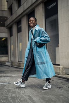 Street Style Women Winter, Walking Down The Street, Paris Mode, Paris Fashion Week Street Style, Looks Street Style, Street Style Trends, Street Style Winter, Street Style Inspiration, Street Outfit