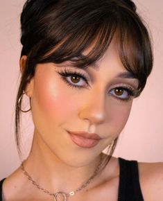 Makeup For Round Eyes, Kush Mascara, Cut Crease Eye Makeup, Cut Crease Eyeshadow, 70s Makeup, Retro Makeup, Cut Crease Makeup