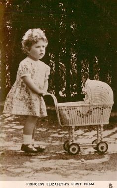 Stroller Vintage, Princesa Elizabeth, Alexei Romanov, Doll Stroller, Photos Rares, Princesa Real, Rainha Elizabeth Ii, Istoria Artei