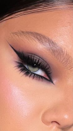 Makeup For Night Out, Mob Wife Makeup, Sultry Eyes, Makeup Ojos, Bold Brows, Brown Skin Makeup, Glamorous Makeup