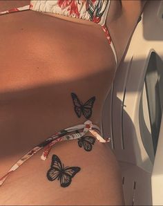 Pelvic Tattoos, Tato Minimal, Hip Thigh Tattoos, Hip Tattoos Women, Spine Tattoos For Women, Tattoo Simple, Pretty Tattoos For Women, Simple Tattoo, Thigh Tattoos Women