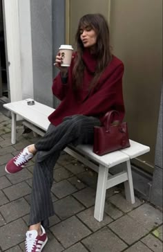 Burgundy Outfit, Fest Outfits, Skandinavian Fashion, Red Purse, Trendy Fall Outfits, Looks Street Style, Woolen Coat, 가을 패션