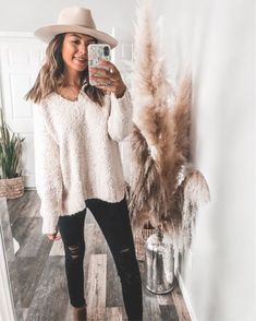 Felt Fedora Outfit, Brimmed Hat Outfit, Wide Brim Hat Outfit, Brim Hat Outfit, Fedora Outfit, Brim Hats, Wide Brim Fedora, Ivory Sweater, Black Ripped Jeans