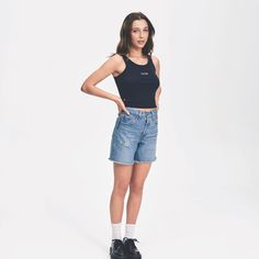 Levis Emma Chamberlain, Emma Chamberlain Loafer Outfits, Emma Chamberlain Shorts, Emma Chamberlain Levis, Emma Outfits, Loafers For Women Outfit, Emma Chamberlain Outfits, Emma Style