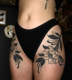 Flower Tattoos Leg Thigh Tat, Womens Stomach Tattoo Ideas, Traditional Thigh Tattoo, Tattoo Bein Frau, Sick Tattoos, Bum Tattoo, Traditional Tattoo Inspiration, Hip Tattoos Women, Pieces Tattoo