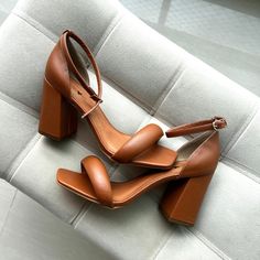 Sandália de salto caramelo, com detalhe na frente fofo e o salto de 8cm. Chunky Heels, Fashion Shoes