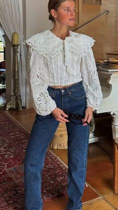 Romantic Blouse Outfit, Lace Collar Outfit, Jean Blouse Outfit, Romantic Style Outfit Casual, White Blouse With Jeans, White Flats Outfit, Blouse And Jeans Outfit, Elegant Feminine Outfits, White Blouse Outfit