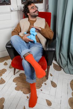 Cette paire de chaussettes est à réserver à celles qui ne disent jamais non à un carré de chocolat avec des écorces d’orange et à ceux qui pressent des agrumes tous les dimanches ! Et si ce que vous aimez, c’est surtout le peps de l’orange, avec ces Josettes, vous allez être servi.e. Couleurs Chaussettes orange. Matières - 80% de coton bio - 19% de polyamide - 1% d'élasthanne Hauteur Les chaussettes médiums montent en bas du mollet. Entretien Lavage en machine à 40 degrés Orange Socks, Bitter Orange, Citrus Fruit, Orange Peel, Bitter, Orange Color, Organic Cotton, Orange, Color