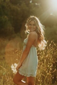 Boho Picture Ideas Photography, Senior Picture Ideas September, Senior Picture Poses In A Field, Senior Picture Flower Bouquet, Senior Pictures By The Water, Woodsy Senior Photos, Cowboy Hat Senior Pictures, Boho Wedding Guest Dresses, Desert Senior Pictures