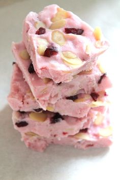 A healthy alternative to ice cream or sugary ice lollies on a hot summer's day Yoghurt Bark, Frozen Yogurt Bites, Frozen Yogurt Bark, Frozen Yogurt Recipes, Kid Foods, Yogurt Bark, Yogurt Bites, Frozen Yoghurt, Fussy Eaters