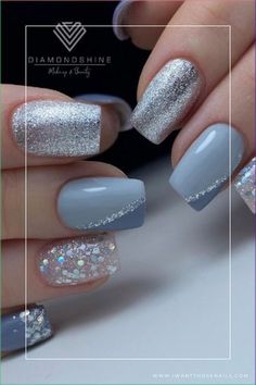 Cute Easy Winter Nails, Light Grey Nails With Design, Icy Winter Nails, Cold Nails Winter, Grey Sparkly Nails, Ice Blue Nails Winter, Grey Blue Nails, Grey Winter Nails