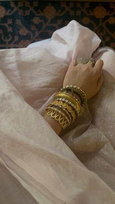 Indian Ethnic Aesthetic, Indian Dress Up, South Asian Aesthetic, Hands Photos, Desi Love, Casual Chic Summer, Desi Aesthetic, Stylish Photo Pose, Instagram Ideas Photography