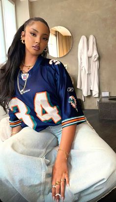 90s Fine Outfits, Street Style Art, 90s High Fashion, Gold Outfits, Jersey Outfits, 90s Early 2000s Fashion, Sport Fits, Bulls Jersey, Football Jersey Outfit