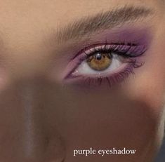 Purple eye shadow lifted look Purple Eye Shadow, Makeup For Round Eyes, Purple Paint, Round Eyes, Purple Eyeshadow, Braut Make-up, Grunge Makeup, Purple Eyes, Soft Summer