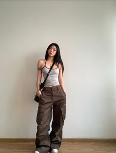 Lazy Outfit Ideas, Gray Shirt Outfit, Brown Pants Outfit, Cargo Outfit, Outfit Korean, Brown Outfit, Lazy Outfits, Basic Outfits