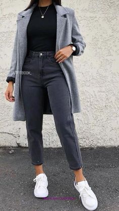 Normcore Outfits, Look Adidas, Estilo Indie, Skandinavian Fashion, Winter Dress Outfits, Cold Outfits, Stylish Coat, Grey Coat, Jeans Mom