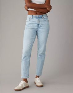 American Eagle Mom Jeans, Distressed Mom Jeans, Jean Color, Jeans American Eagle, Jeans Mom, Mom Jean, American Eagle Jeans, Light Wash Denim, School Fashion