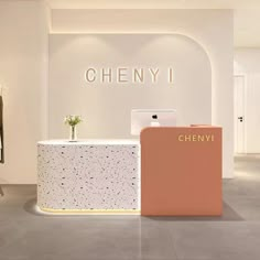 the front desk of a clothing store with an open door and sign above it that says chenyi