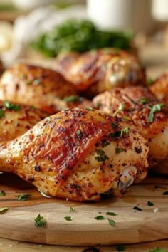 Quartiers de cuisses de poulet dorés et croustillants préparés à l'airfryer, garnis d'herbes fraîches sur une planche de bois. Farmer